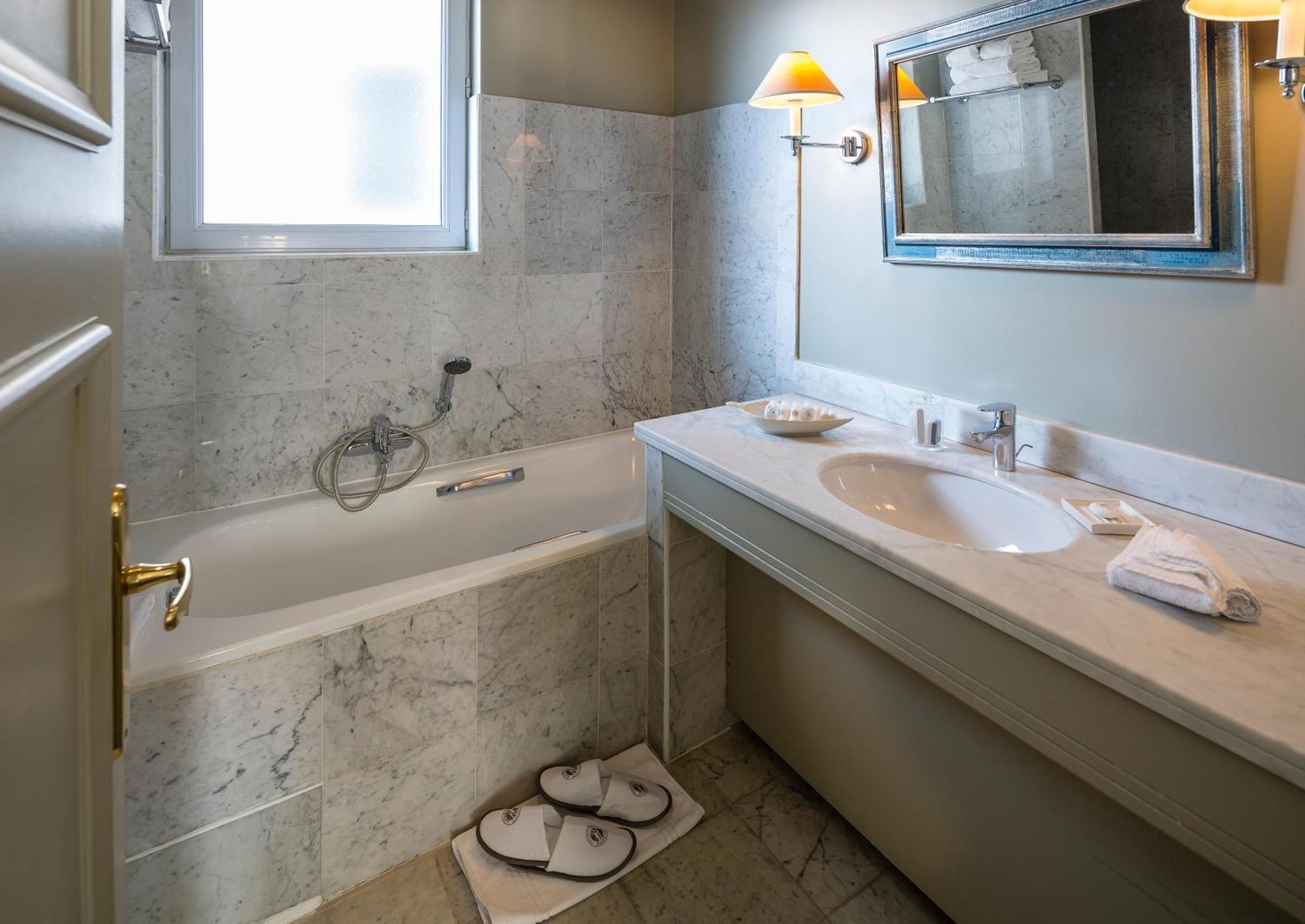 Deluxe Room (Free Wine Tasting),800156325:JPEG